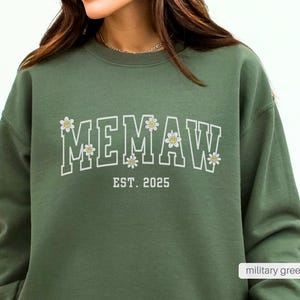 Daisy MeMaw Floral Sweatshirt, New MeMaw Daisy Flower Shirt, Pregnancy Announcement Grandma MeMaw Est 2024 2025, Christmas Gift, Mothers Day