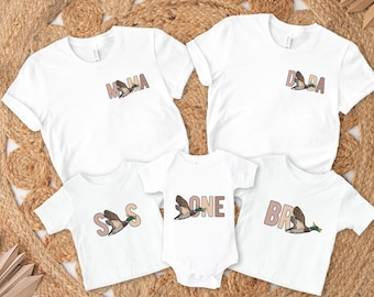 Camisetas a juego para el primer cumpleaños de la familia con un pato afortunado, atuendo para fiesta de primer cumpleaños para niño con el tema del pato real afortunado, camiseta de mamá y papá con un pato afortunado