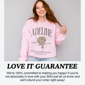 Peut inclure: Sweat-shirt rose avec le texte "ADELINE" en noir, "ESTD. 1998" en noir et "Chrysanthemum NOVEMBER 19TH" en noir. Le sweat-shirt pr&eacute;sente un motif floral.
