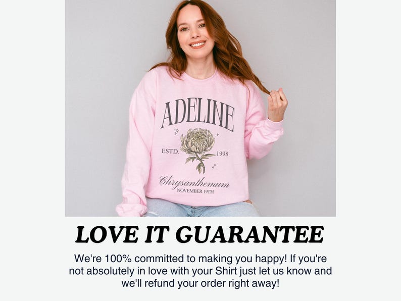 Peut inclure: Sweat-shirt rose avec le texte "ADELINE" en noir, "ESTD. 1998" en noir et "Chrysanthemum NOVEMBER 19TH" en noir. Le sweat-shirt pr&eacute;sente un motif floral.