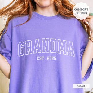 Komfortfarben Oma Shirt, neue Oma Est 2025, Oma offenbaren, Baby Schwangerschaftansage Großeltern, süßes Muttertagsgeschenk Oma