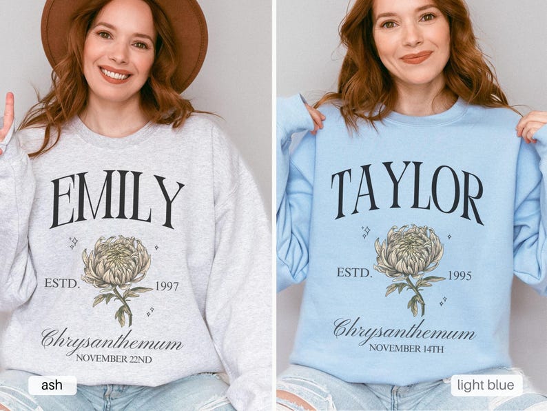 Peut inclure: Deux sweat-shirts avec des noms et des dates de naissance diff&eacute;rents imprim&eacute;s dessus. Le sweat-shirt de gauche est gris cendr&eacute; avec le nom "EMILY" et la date "ESTD. 1997". Le sweat-shirt de droite est bleu clair avec le nom "TAYLOR" et la date "ESTD. 1995". Les deux sweat-shirts pr&eacute;sentent un motif de chrysanth&egrave;me et le texte "Chrysanthemum" avec le mois et le jour de la date de naissance.