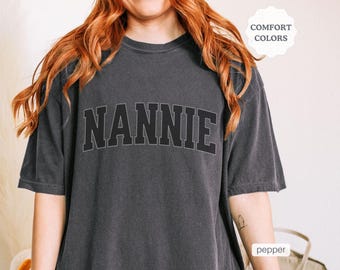 Niedliches Nannie Comfort Farben Shirt, neue Nannie Weihnachtsgeschenk Shirt, Baby Schwangerschaft Ankündigung Oma, Nanny Est 2024 2025, Muttertags T-Shirt
