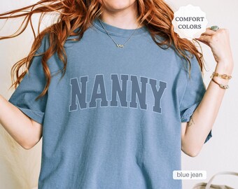 Niedliches Kindermädchen Komfort Farben Tshirt, neues Kindermädchen Weihnachtsgeschenk Shirt, Baby Schwangerschaft Ankündigung Oma, Nannie Est 2024 2025, Muttertags T-Shirt