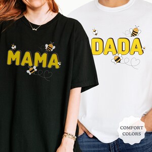 初めての蜂の日 コンフォートカラーシャツ、蜂の初めての誕生日 ファミリーお揃いTシャツ、ママパパ 蜂テーマ 1歳の誕生日Tシャツ、ハッピー ビーデー、蜂の巣