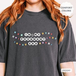 W mojej ciąży Era Comfort Colors Tshirt, bransoletka przyjaźni Koszulka ujawniająca ciążę, prezent dla mamy, prezenty na baby shower, koszulka dla przyszłej mamy