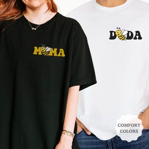 初めての蜂の日 コンフォートカラーシャツ、蜂の初めての誕生日 ファミリーお揃いTシャツ、ママパパ 蜂テーマ 1歳の誕生日Tシャツ、ハッピー ビー デー、女王蜂