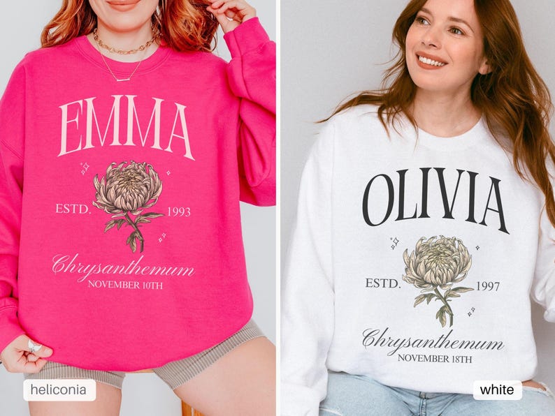 Peut inclure: Deux sweat-shirts rose et blanc avec un motif floral et du texte. Le sweat-shirt rose a le texte "EMMA ESTD. 1993 Chrysanthemum NOVEMBER 10TH" et le sweat-shirt blanc a le texte "OLIVIA ESTD. 1997 Chrysanthemum NOVEMBER 18TH".