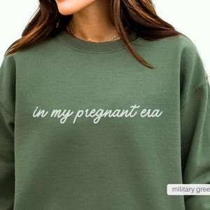 Bluza z kapturem In My Pregnant Era, jesienny sweter z informacją o ciąży, prezenty dla przyszłej mamy, prezent na baby shower dla przyszłej mamy, koszulka IM Pregnant