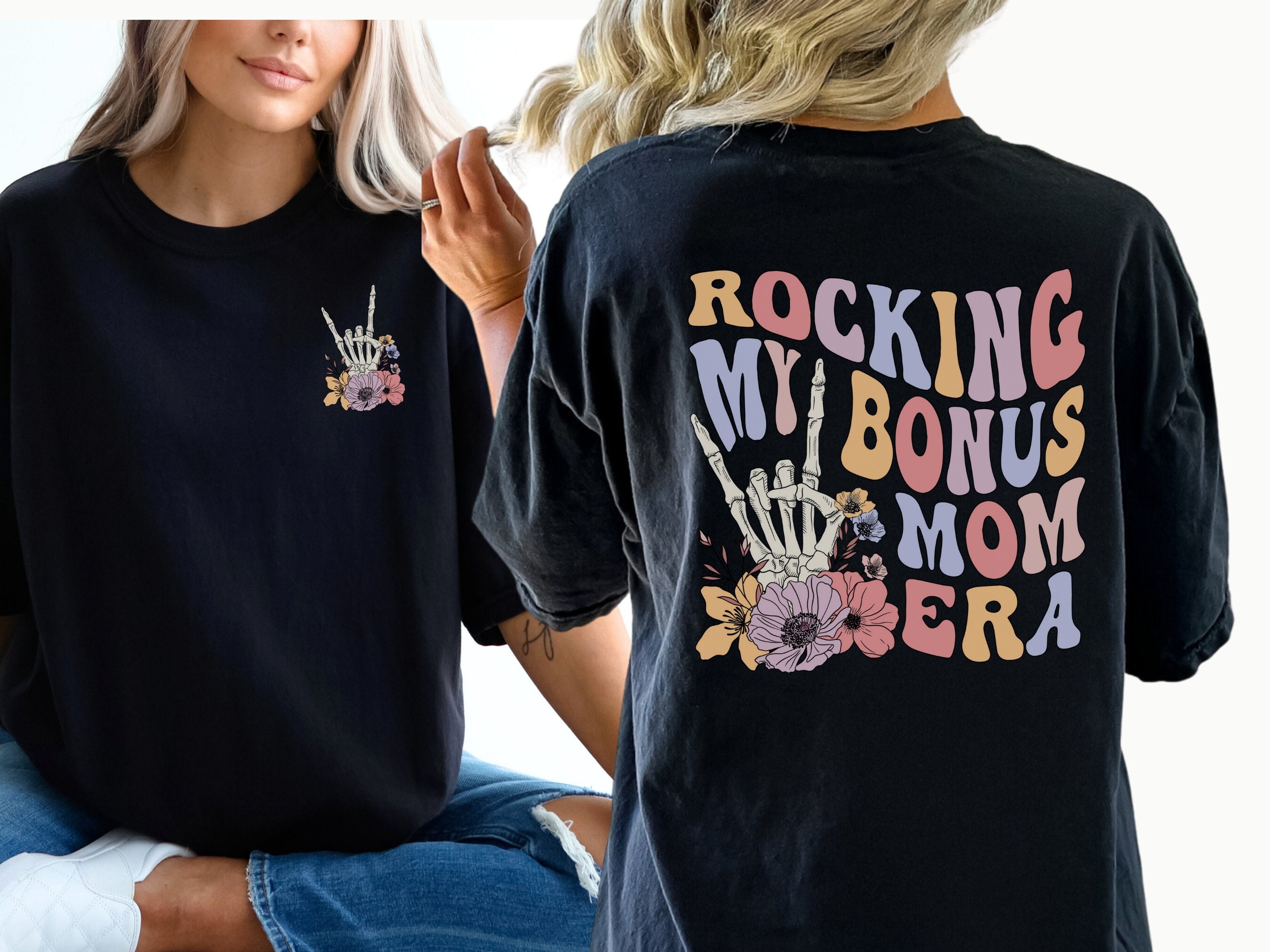 Discover Rocking My Bonus Mom Era 母の時代に メンズ レディース 両面Tシャツ お母さんへのギフト 母の日  Gift for Mama