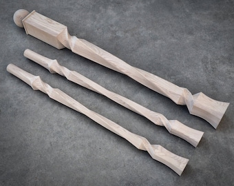 Baluster- of trappaal van onbewerkt eikenhout met een gedraaid ontwerp.