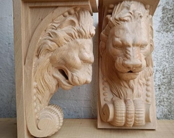 Leeuwenkop consolebeugel van eikenhout met krulwerk