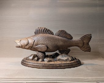 Snoekbaarssculptuur van massief eikenhout met geïntegreerde displayvoet.