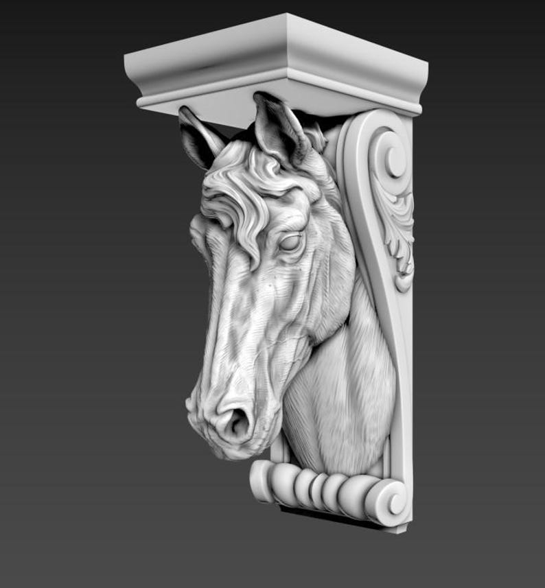 Op de afbeelding: Een witte, gedetailleerde architectonische kraagsteen met een paardenkop. De paardenkop is gebeeldhouwd met ingewikkelde details, waaronder een vloeiende manen en expressieve kenmerken. De kraagsteen heeft een rechthoekige bovenkant en decoratieve krullen.