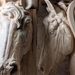 Paardenhoofd consolebeugel van eikenhout afbeelding 6
