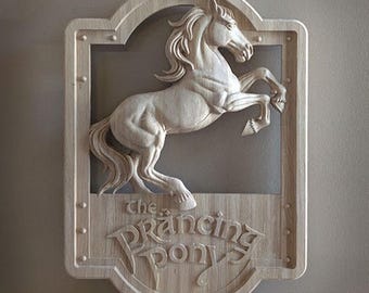 Hangbord met afbeelding van een steigerend pony'tje, gemaakt van gesneden massief eikenhout, dubbelzijdig.