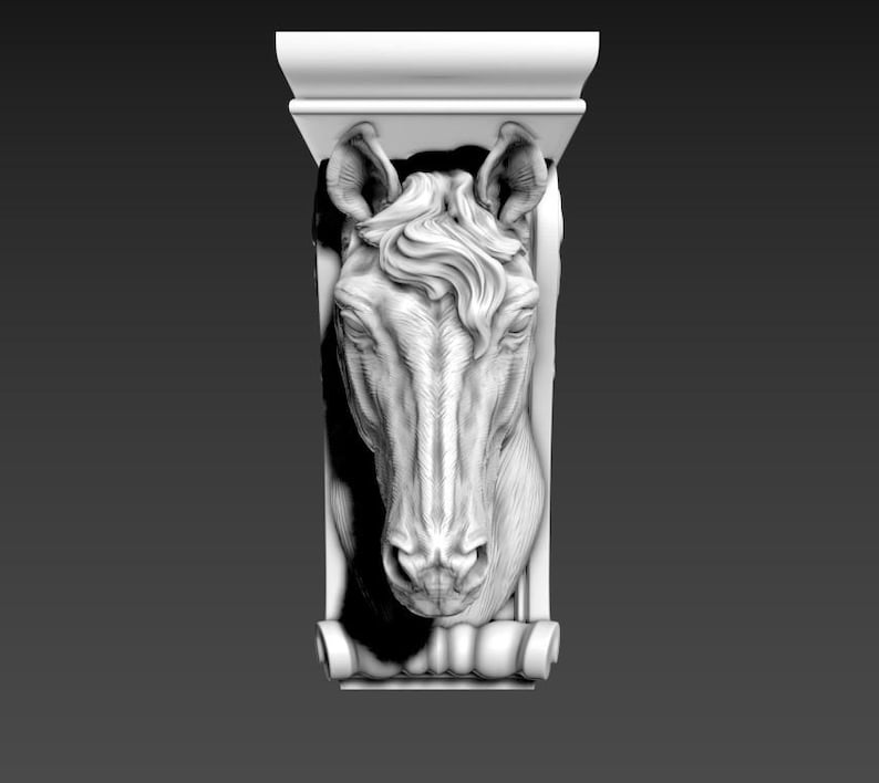 Op de afbeelding: Een witte, gebeeldhouwde paardenkop decoratief gesneden in een rechthoekige kolom. De paardenkop is gedetailleerd met vloeiende manen en expressieve kenmerken. De kolom heeft een decoratieve boven- en onderkant.