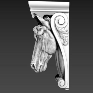 Op de afbeelding: Een witte, decoratieve architecturale beugel met een gedetailleerde paardenhoofdsculptuur. De beugel heeft een klassiek ontwerp met rol- en bladaccenten, geschikt voor interieurdecoratie. Het paardenhoofd is in hoog reli&euml;f weergegeven.