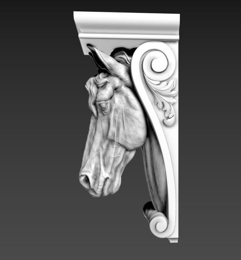 Op de afbeelding: Een witte, decoratieve architecturale beugel met een gedetailleerde paardenhoofdsculptuur. De beugel heeft een klassiek ontwerp met rol- en bladaccenten, geschikt voor interieurdecoratie. Het paardenhoofd is in hoog reli&euml;f weergegeven.