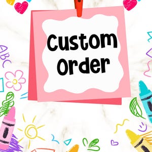 Könnte beinhalten: Ein rosa Haftzettel mit den Worten "Custom Order" in fetten schwarzen Buchstaben, gehalten von einer orangefarbenen Klammer. Der Hintergrund ist weiß mit bunten Buntstiftzeichnungen und Herzen.