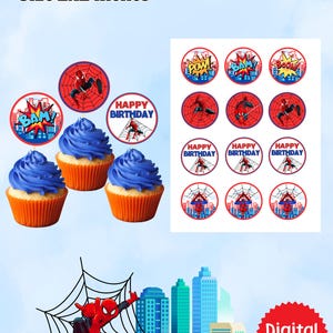 K&ouml;nnte beinhalten: Zw&ouml;lf bedruckbare Cupcake-Topper im Spiderman-Design mit einer Gr&ouml;&szlig;e von 5x5 cm. Die Topper zeigen Bilder von Spiderman, seinem Netz und S&auml;tze wie "Happy Birthday" und "Boom!"