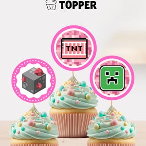 Può includere: Tre cupcake rosa e bianchi con glassa verde e codette colorate. Ogni cupcake è sormontato da un topper rotondo rosa a tema Minecraft. I topper raffigurano un blocco di TNT, un viso di Creeper e un blocco di pietra con gemme rosse.