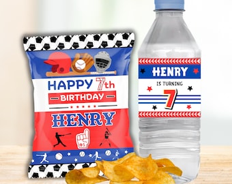 Może przedstawiać: Butelka wody i torba chipsów z motywem baseballowym. Butelka wody ma niebieską nakrętkę i etykietę z napisem "HENRY IS TURNING 7". Torba na chipsy mówi "HAPPY 7th BIRTHDAY HENRY" z grafiką baseballową.