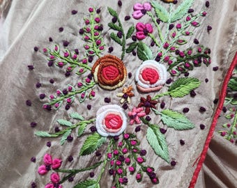 Saree in seta Bangalore con punto floreale Parsi: Saree beige ricamato a mano