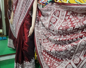Può includere: Un sari di seta color marrone con un designo ricamato bianco. Il sari ha un motivo tradizionale indiano ed è perfetto per occasioni speciali.