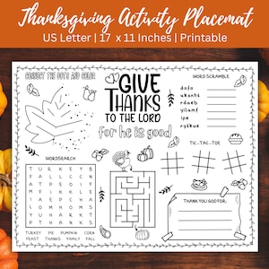 Op de afbeelding: Een printbare Thanksgiving-activiteitenplacemat met een zwart-wit ontwerp. Het bevat een verbind-de-stippen-activiteit, een woordzoeker, een woordscramble, een doolhof, een tic-tac-toe-spel en een ruimte om te schrijven "Dank u God voor..." De placemat bevat de tekst "Geef dank aan de Heer, want Hij is goed".