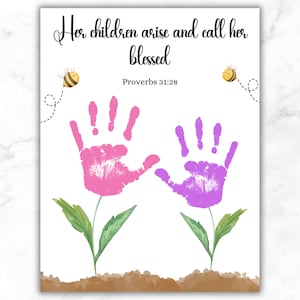 Può includere: Una stampa d'arte stampabile con un design di fiori con impronte di mani rosa e viola. Il testo recita "I suoi figli si alzano e la chiamano benedetta" e "Proverbi 31:28".