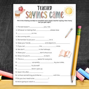 Puede incluir: Un juego imprimible "Teacher Sayings Game" en papel blanco con un fondo de pizarra. El juego incluye frases de profesores para completar, un lápiz, un libro, una ilustración de sol y una taza de café con una manzana. El juego es para profesores.