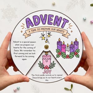 Könnte beinhalten: Ein kreisförmiges Adventsrad aus Papier mit dem Text ADVENT A TIME TO PREPARE OUR HEARTS, Illustrationen von violetten und weißen Kerzen mit Stechpalmen sowie einem Ausschnitt, der eine rosa Kerze mit dem Text JOY und Text zeigt.