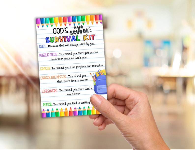 Op de afbeelding: Een kleurrijke kaart met de tekst "God's School Survival Kit" en een lijst met schoolbenodigdheden met religieuze boodschappen. De kaart is versierd met kleurpotloden en een blauwe rugzak.