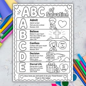 Op de afbeelding: Een zwart-wit kleurplaat met de titel ABC of Salvation, met de letters A tot en met E, bijbehorende religieuze teksten en illustraties van een biddend kind, een kruis, een wegwijzer en een cadeau, omringd door kleurrijke potloden.