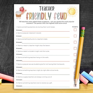 Op de afbeelding: Een wit spelblad getiteld "Teacher Friendly Feud" met vragen en antwoordregels. Een potlood, krijt en een schoolbordachtergrond zijn ook zichtbaar.