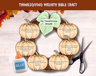 Op de afbeelding: Thanksgiving krans knutselwerk met pompoen uitsparingen, bijbelverzen en een groen blad. Inclusief lijm en een schaar. De tekst luidt "Thanksgiving Wreath Bible Craft."