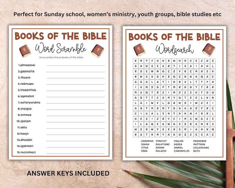 Pu&ograve; includere: Due fogli di lavoro stampabili per un gioco di studio biblico. Il primo foglio &egrave; un cruciverba con il titolo "Libri della Bibbia Cruciverba". Il secondo foglio &egrave; una ricerca di parole con il titolo "Libri della Bibbia Ricerca di Parole". Entrambi i fogli presentano uno schema di colori marrone e bianco con immagini di Bibbie aperte.