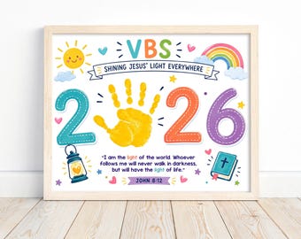 Könnte beinhalten: Ein gerahmter Druck mit dem Text VBS SHINING JESUS' LIGHT EVERYWHERE, dem Jahr 2026 mit einem gelben Handabdruck als Null, einer Sonne, einem Regenbogen, einer Laterne und einer Bibel. Enthält den Text: I am the light of the world. John 8:12.