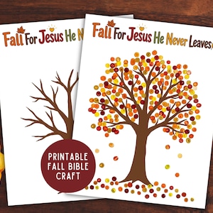 Peut inclure: Deux feuilles de papier blanc présentant une illustration d'arbre marron avec le texte Fall For Jesus He Never Leaves. Une feuille montre un arbre nu, tandis que l'autre affiche un arbre avec des empreintes de feuilles circulaires colorées.