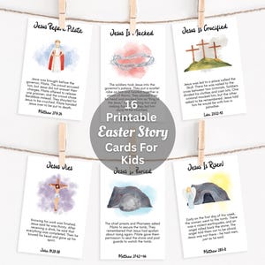 Op de afbeelding: Een verzameling van zes afdrukbare Paasverhaalkaarten voor kinderen, elk met een aquarelillustratie en tekst. De kaarten worden met houten wasknijpers aan een touwtje gehangen. De kaarten tonen scènes uit de Bijbel.