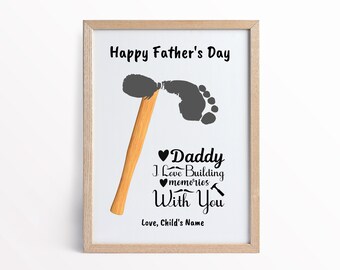 Könnte beinhalten: Ein gerahmter Druck mit einem grauen Fußabdruck und einem Holzhammer. Der Text lautet "Happy Father's Day", "Daddy", "I Love Building Memories With You" und "Love, Child's Name".