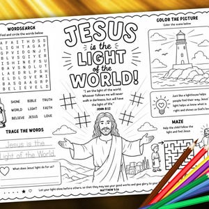 Op de afbeelding: Een zwart-wit kleurplaat met de tekst "JESUS is het LICHT van de WERELD!" bevat een woordzoeker, een doolhof en een vuurtorenillustratie. De pagina bevat ook een tekening van Jezus met open armen en kleurpotloden.