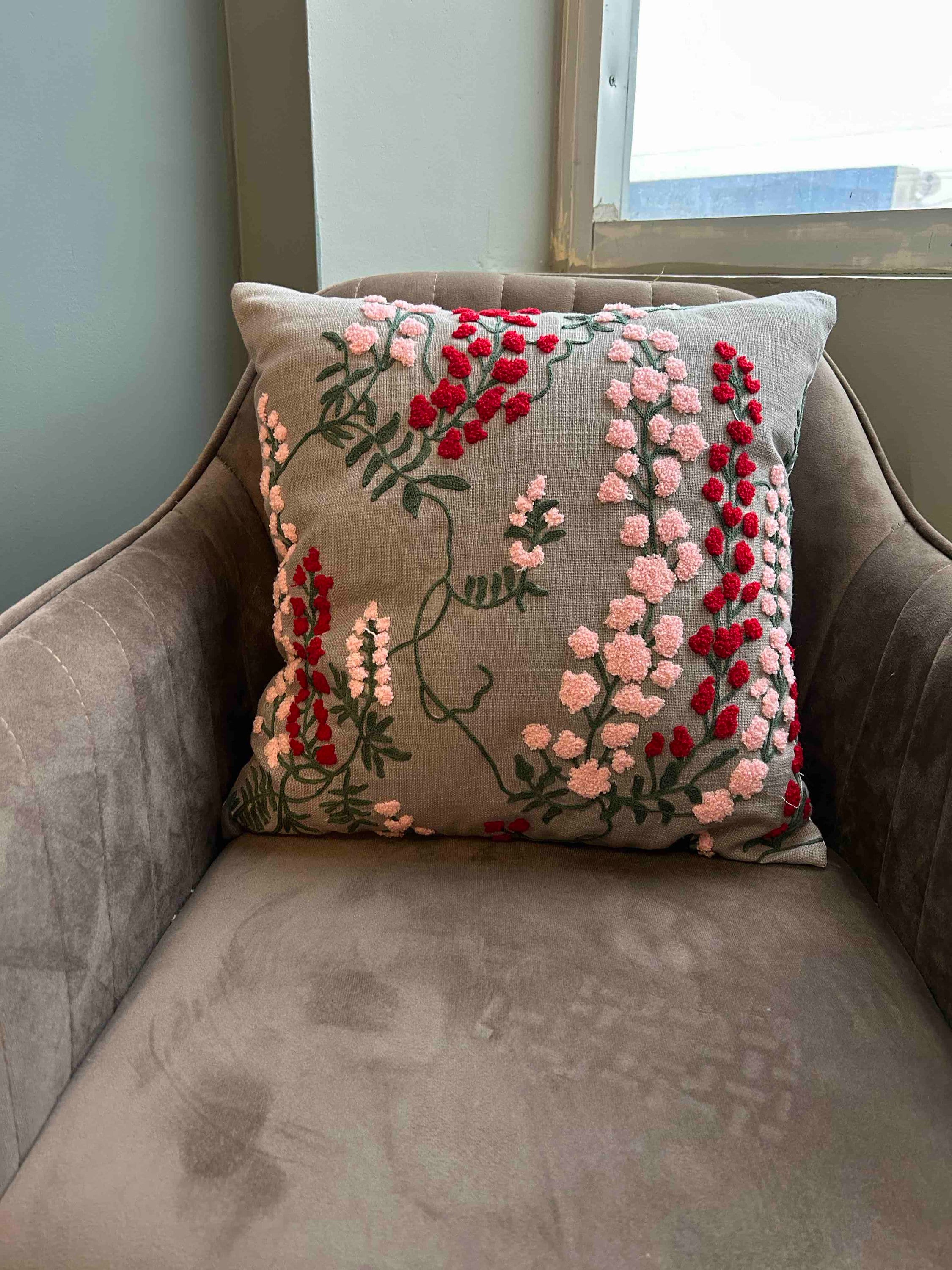 手刺繍の花柄クッションカバー：コットン製クッション（16 x 16インチ