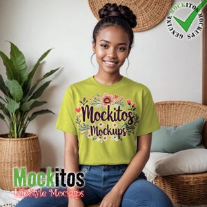 Op de afbeelding: Een vrouw draagt een geel T-shirt met een bloemenprint en de tekst "Mockitos Mockups".