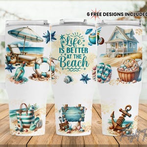Könnte beinhalten: Weiße Reisebecher mit Strandmotiven. Einer zeigt eine Strandszene mit Sonnenschirm und Liegestühlen. Ein anderer hat den Text "Life is Better at the Beach". Der dritte zeigt ein Strandhaus und einen Korb mit Muscheln. Jeder Becher hat einen weißen Griff.
