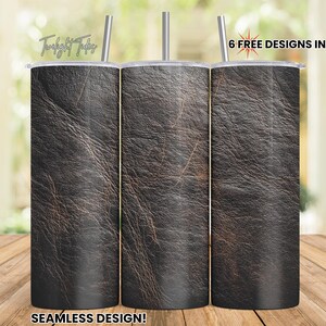 Può includere: Tre bicchieri in acciaio inossidabile con un design a trama di pelle marrone scuro. Ogni bicchiere ha una cannuccia argentata e un coperchio. Il testo "6 FREE DESIGNS INCLUDED!" è visibile. Sono visibili anche le parole "Twilight Today" e "SEAMLESS DESIGN!"
