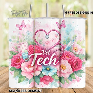 Könnte beinhalten: Weißer Becher mit floralem Design mit rosa Rosen, blauen Blumen und einem rosa Stethoskop in Herzform. Die Worte "Vet Tech" sind in Weiß dargestellt. Enthält einen Schmetterling und eine Spritze.