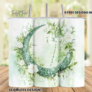 Könnte beinhalten: Drei weiße isolierte Becher mit einem grünen Halbmond- und Blumendesign. Die Becher haben ein nahtloses Design und enthalten 6 kostenlose Designs. Der Text "Twilight Tides" befindet sich oben links.