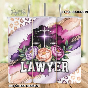 Pode incluir: Um copo de aço inoxidável com um design floral e balanças da justiça. O copo apresenta a palavra "LAWYER" em negrito, com um fundo de efeitos de aquarela roxos, rosa e dourados. Inclui uma palhinha.